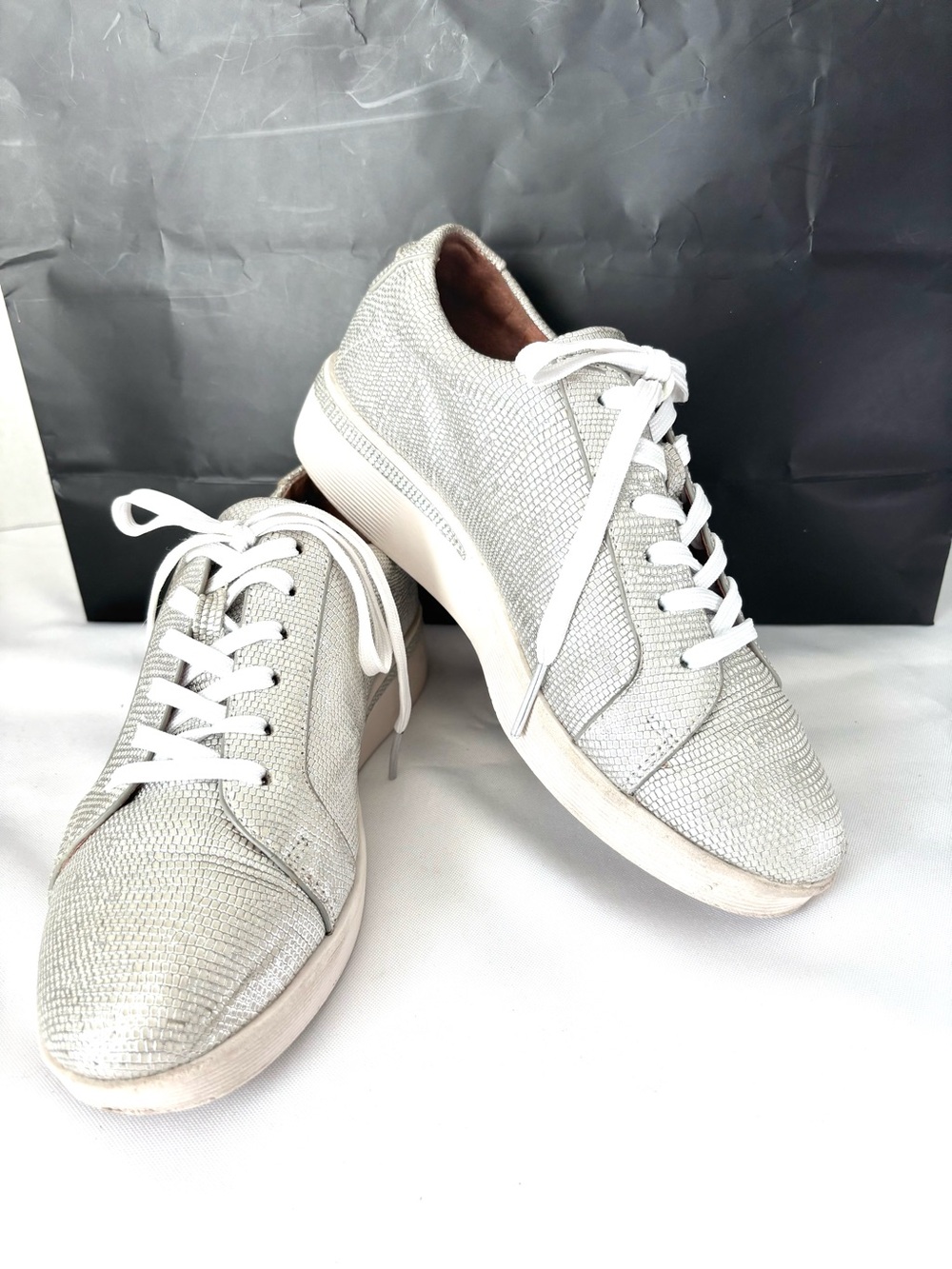 GENTLE SOUL  by Kenneth Cole  platform with silver lace up leather sneakers SZ 7 - Picture 3 of 10